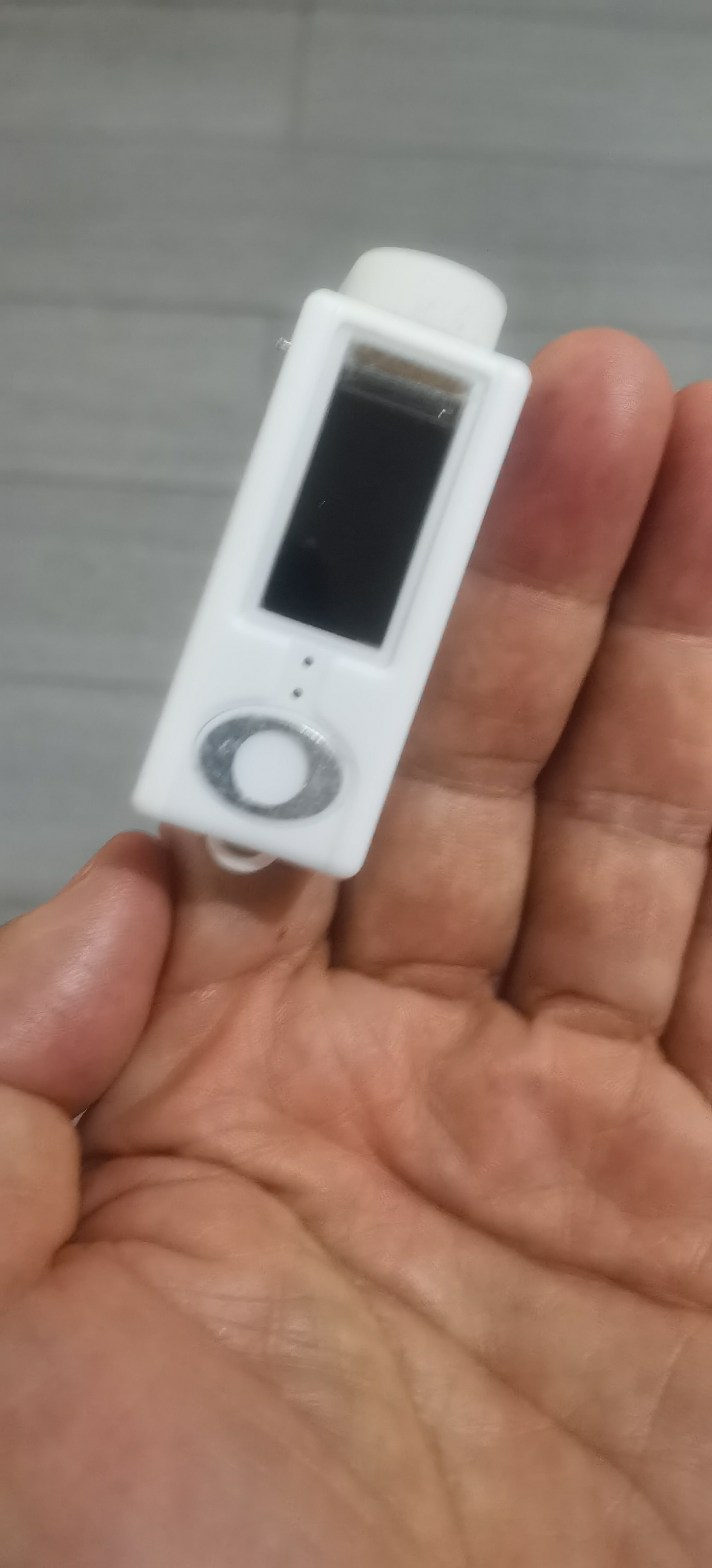 SY-F100 finger-sleeve device held in hand — real product photo